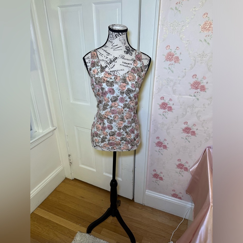 LYDIA’S FLORAL TOP 5x02